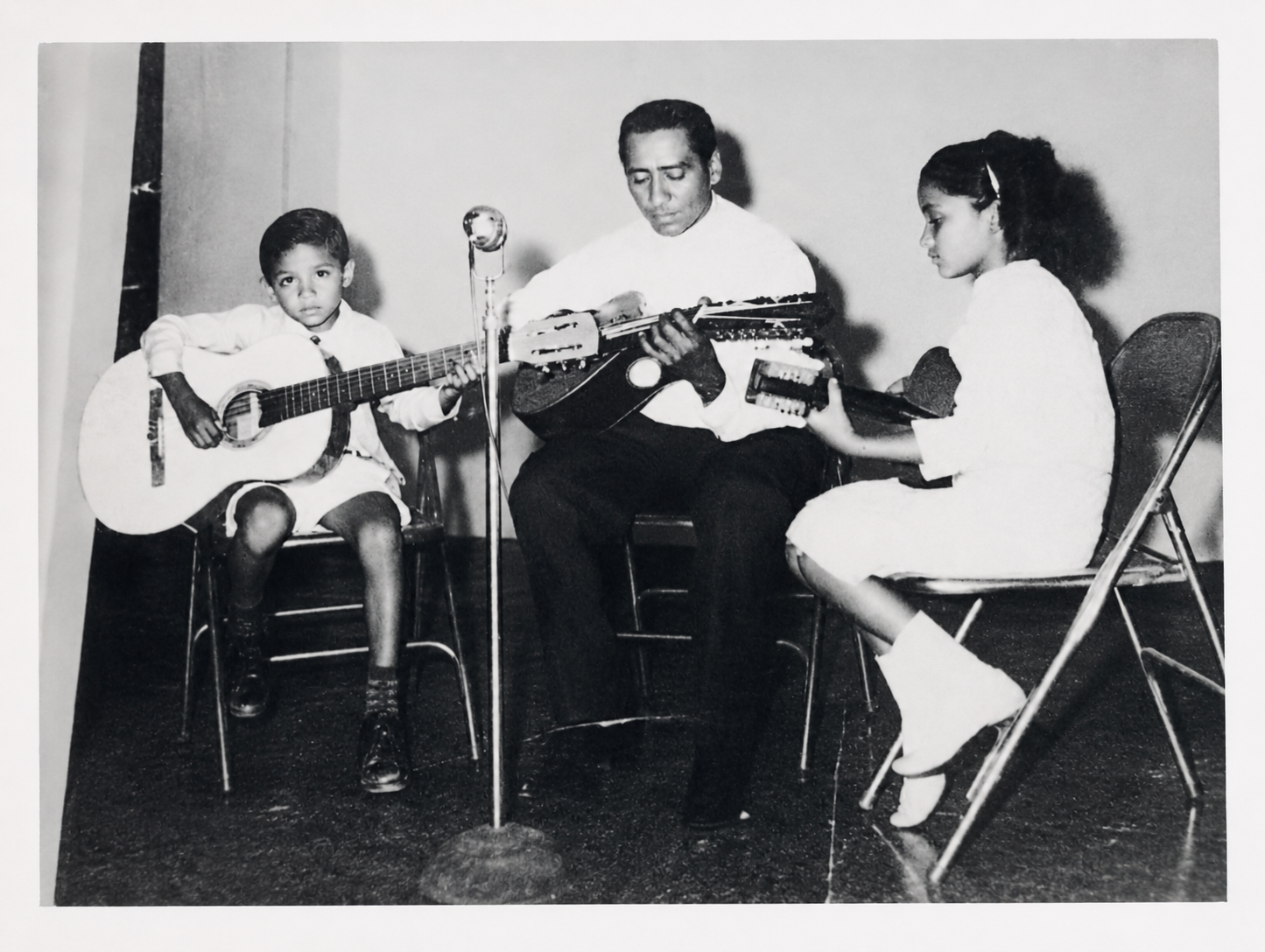 Ricardo Puerta y su familia tocando instrumentos de cuerda